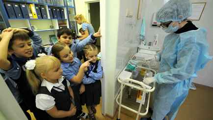 Родителей белорусских школьников попросили подписать «согласие на простое медицинское вмешательство». Главврач объяснил, что это значит