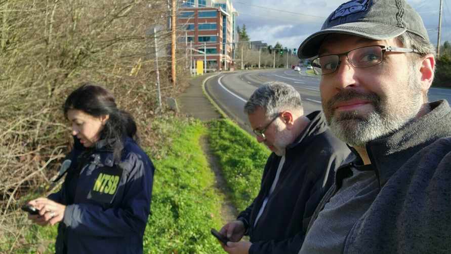 Американец нашел iPhone, который выпал из самолета, где оторвало дверь. Что увидел?