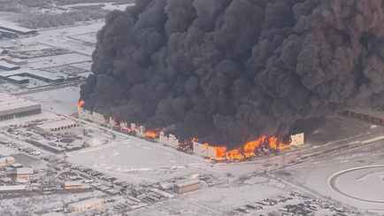 На складе Wildberries в Питере вспыхнул масштабный пожар