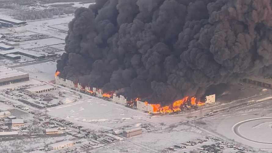 На складе Wildberries в Питере вспыхнул масштабный пожар