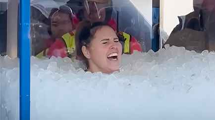 Женщина специально простояла по шею во льду более 3 часов. Зачем?