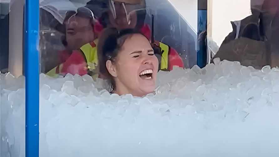 Женщина специально простояла по шею во льду более 3 часов. Зачем?