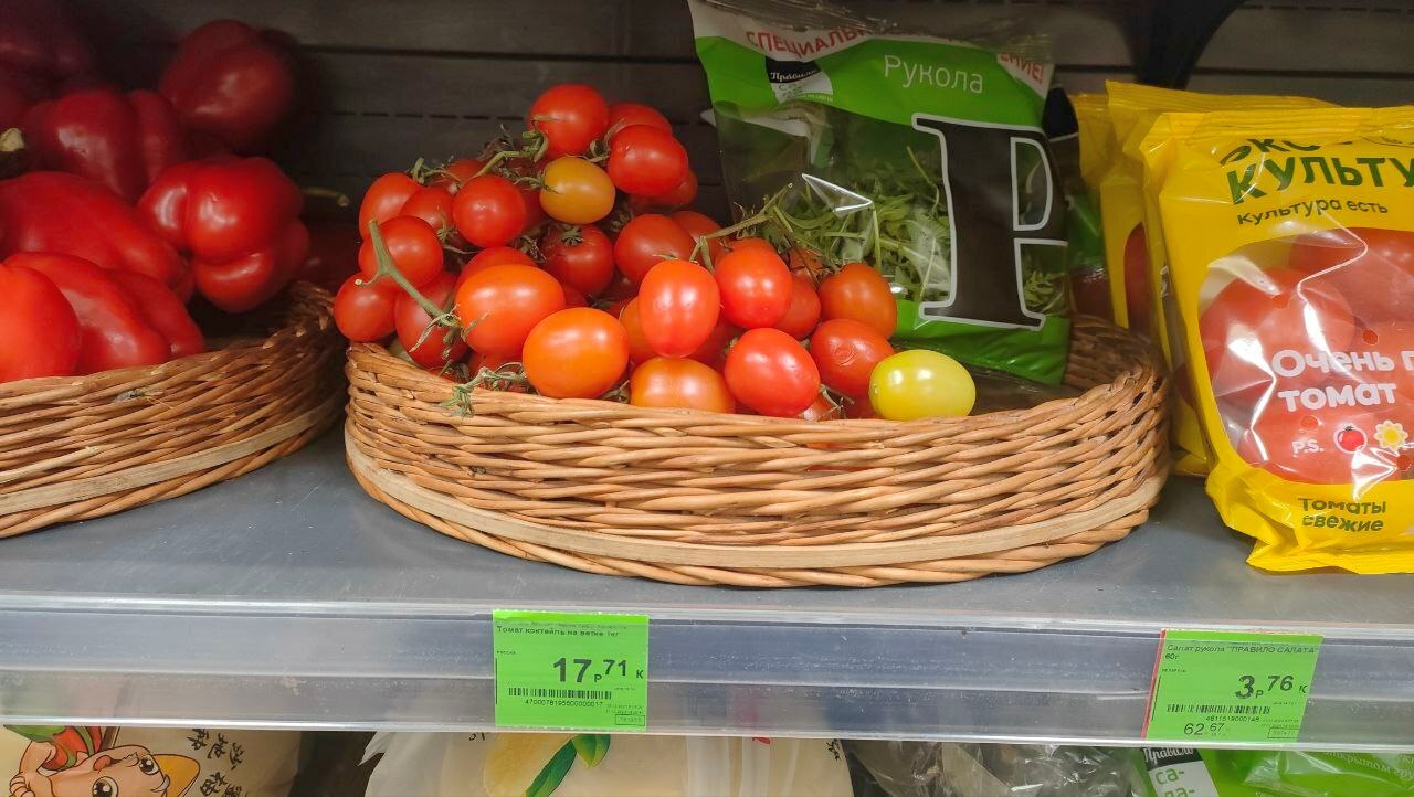 Огурцы – до 8,65, помидоры – до 38,95 за кило. Как изменились цены на эти овощи в Беларуси за месяц и год?