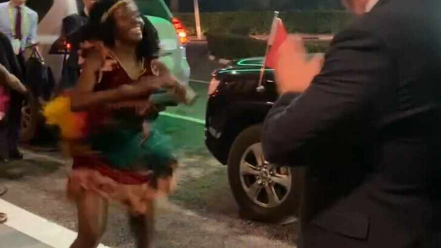 В МИД Беларуси показали, как Алейник не смог пройти мимо тверкающих угандийек