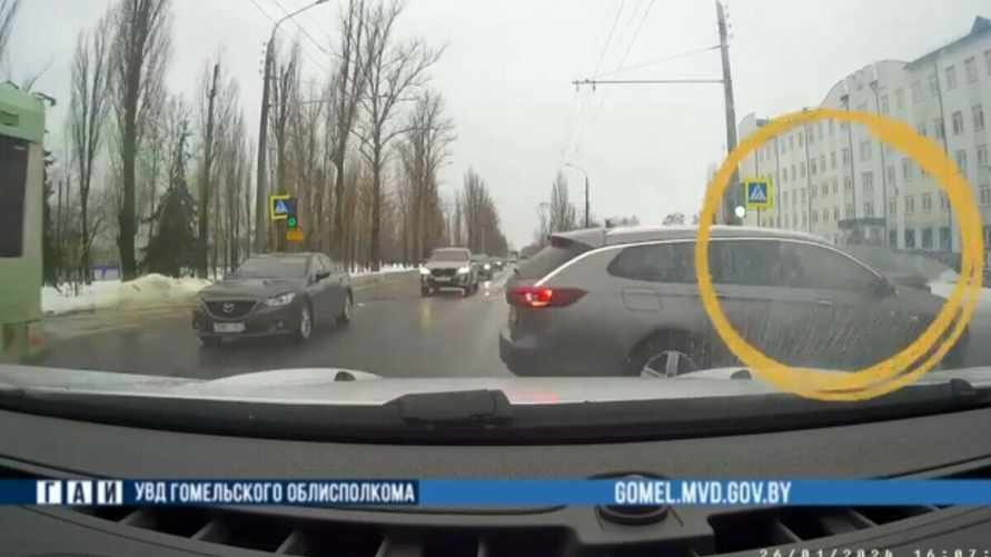 В Гомеле на видео попало, как Opel сбил трех пешеходов
