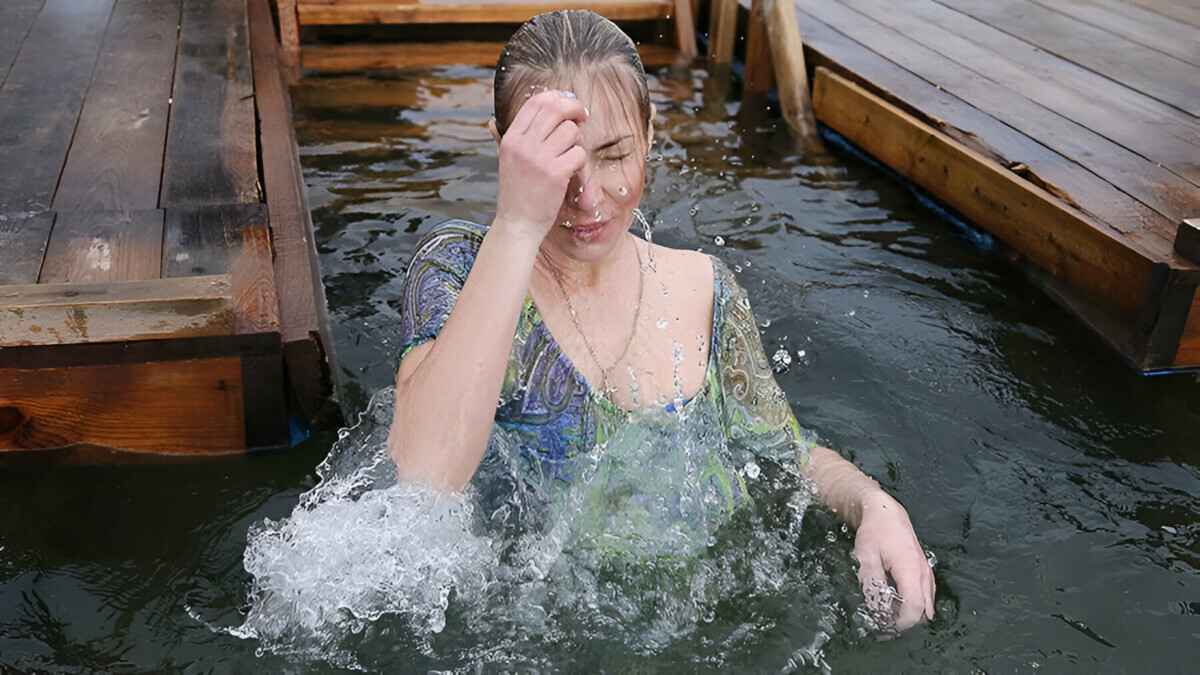 «До сужения сосудов головного мозга» – В МЧС Беларуси рассказали, как не надо окунаться в прорубь на Крещение