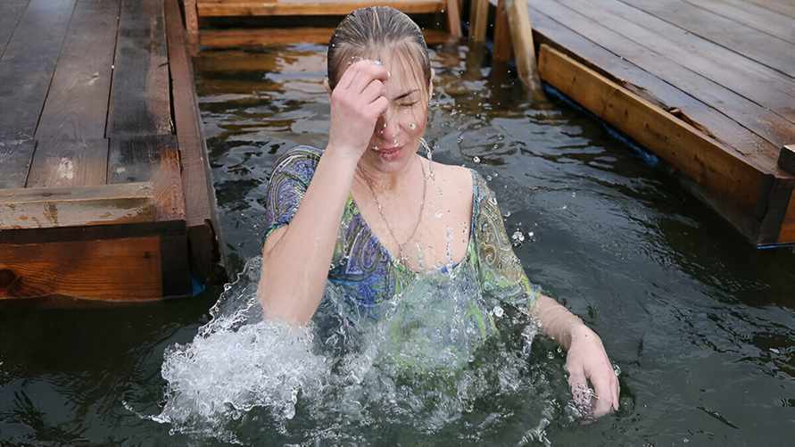 «До сужения сосудов головного мозга» – В МЧС Беларуси рассказали, как не надо окунаться в прорубь на Крещение