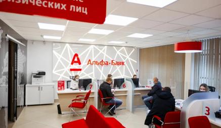 От 500 рублей — «Альфа-Банк» решил ввести для белорусов комиссию за хранение на счетах долларов и евро