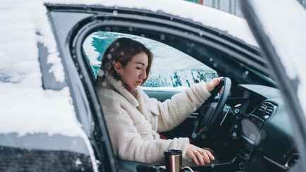 Зачем водителям поворачивать ключ наполовину перед тем, как завести машину? Вот как поможет в морозы