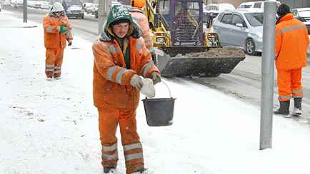 «А вы сами мазали?» – Специалисты рассказали, можно ли отсудить деньги у дорожников за испорченную солью обувь