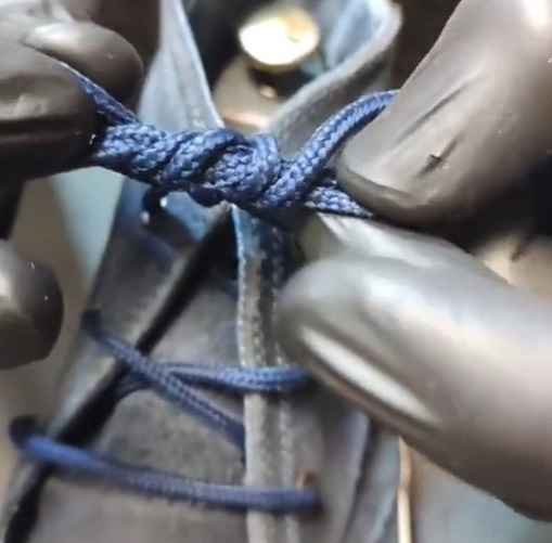 Так должно получится после повторного пробрасывания ушек через петлю.