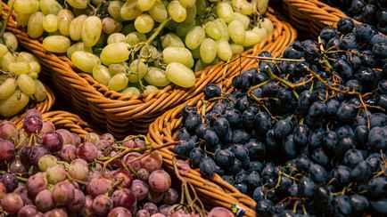 Что произойдет, если съесть виноград прямо с косточками? Диетолог рассказала, когда точно не стоит