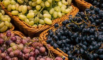 Что произойдет, если съесть виноград прямо с косточками? Диетолог рассказала, когда точно не стоит
