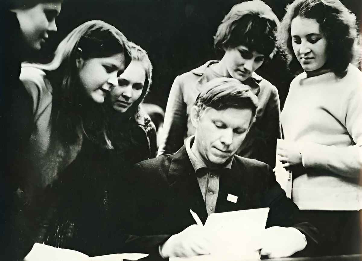 На Фото: Василий Быков со своими читателями