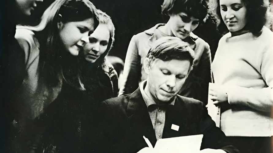 На Фото: Василий Быков со своими читателями