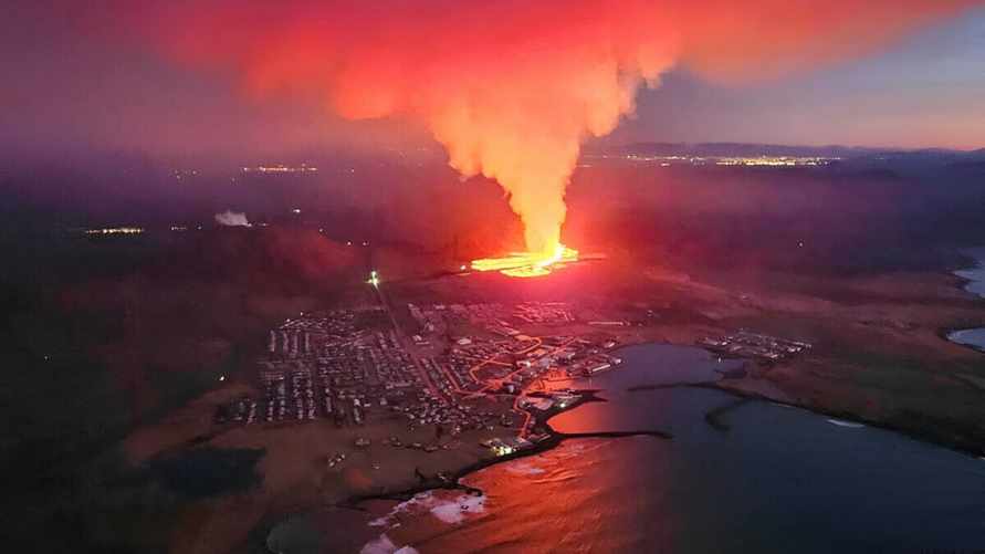 "Просто смотрите на свой дом" - Лава извергающегося вулкана добралась до города в Исландии