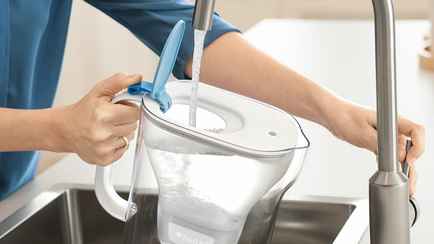 Как легко очистить фильтр-кувшин от накипи? Смешайте это дешевое средство с водой в пропорции 1:3