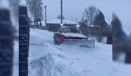«А ЖКХ где?» — Белорус сделал снегоуборочную машину из легковушки и собрал сотни тысяч просмотров