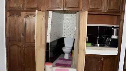 Кухня в туалете, унитаз в шкафу. В Минске предложили снять необычную однушку
