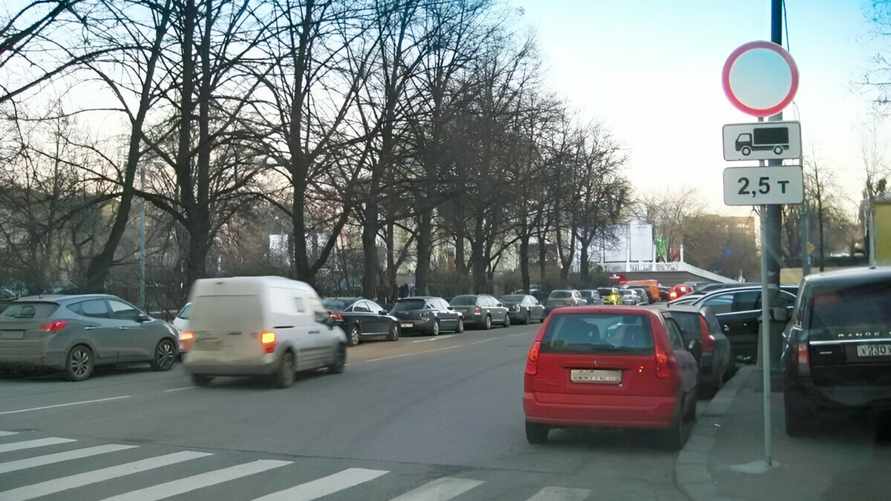 В ГАИ рассказали, кому из белорусских водителей можно ехать под запрещающие знаки