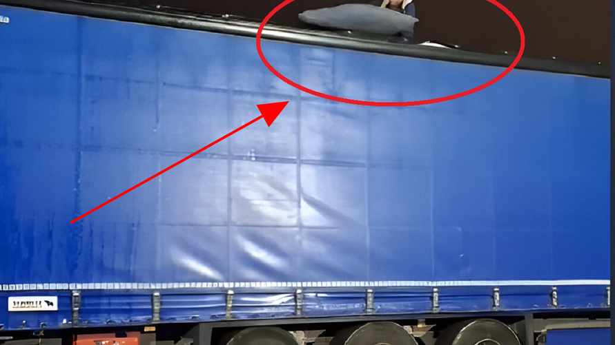 "Спасибо за плюс одну фобию" — Белорус в TikTok показал, почему езда за фурами зимой может закончится разбитым авто