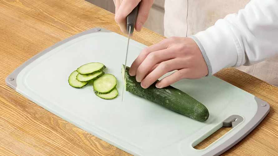 Эксперт посоветовал избавиться от пластиковых разделочных досок. Но дело не в бактериях