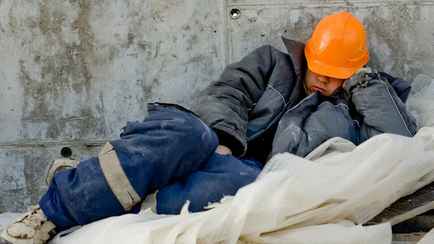 В Минтруда запретили ставить прогулы пьяным на работе белорусам. А кому ещё и деньги полагаются?