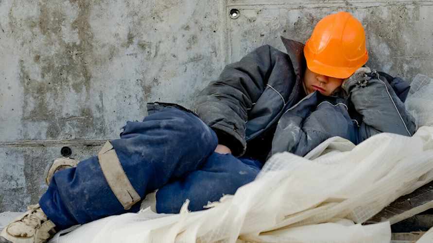 В Минтруда запретили ставить прогулы пьяным на работе белорусам. А кому ещё и деньги полагаются?