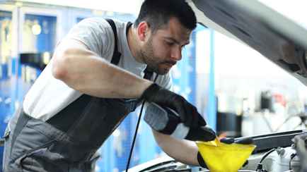 Почему зимой не стоит менять масло в автомобиле? Специалисты предупредили о неприятных последствиях