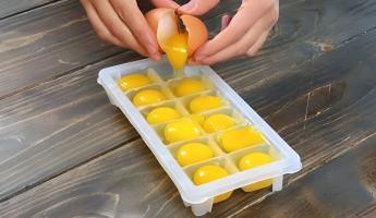 Влейте яйца в формочки для льда. Как это поможет сэкономить?
