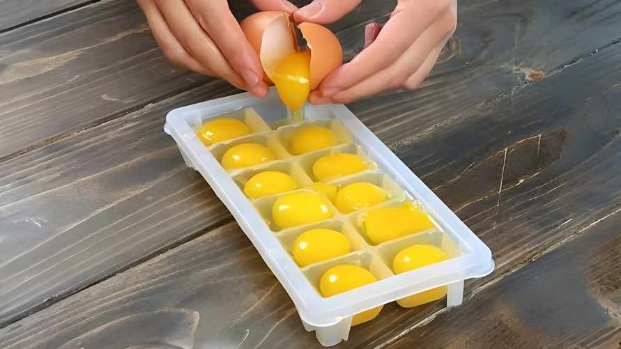 Влейте яйца в формочки для льда. Как это поможет сэкономить?
