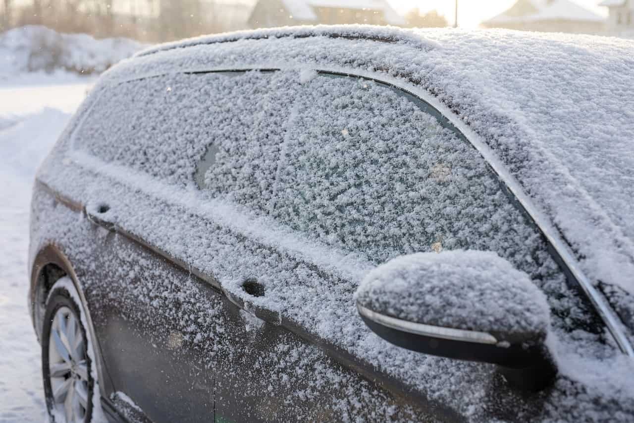 Что делать, если замерзли двери авто? Главное — не допускать этих ошибок