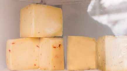 Что делать, если сыр засох? Этот способ поможет “реанимировать” его за 30 минут