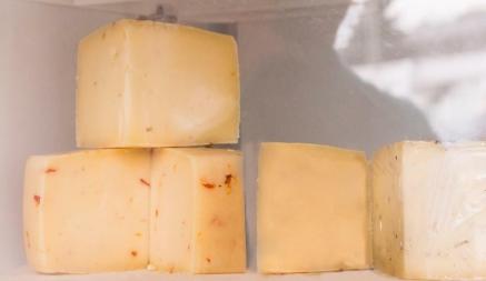 Что делать, если сыр засох? Этот способ поможет “реанимировать” его за 30 минут