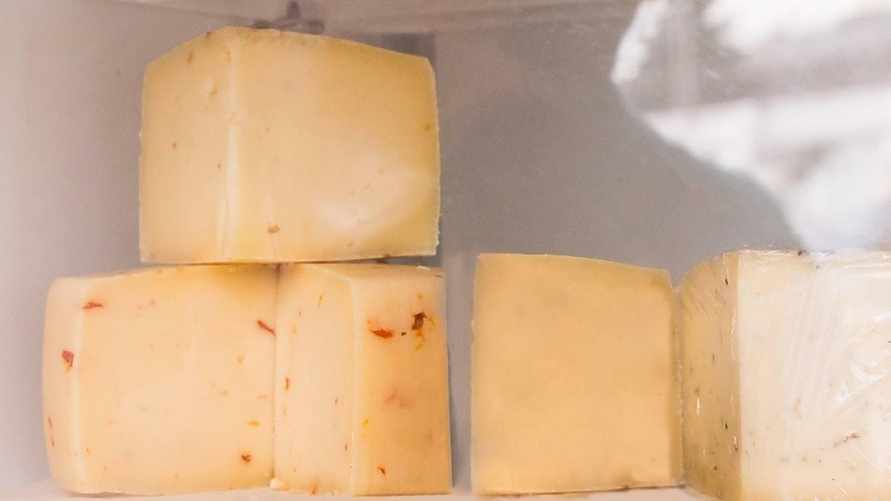 Что делать, если сыр засох? Этот способ поможет “реанимировать” его за 30 минут