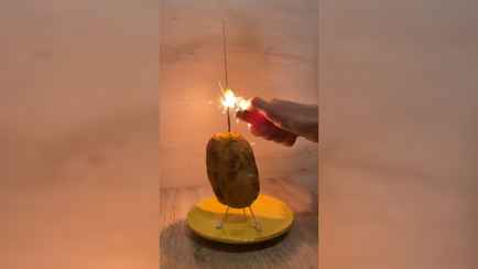 Белорусы зажгли бенгальский огонь прямо в картошке и собрали тысячи просмотров. Зачем?