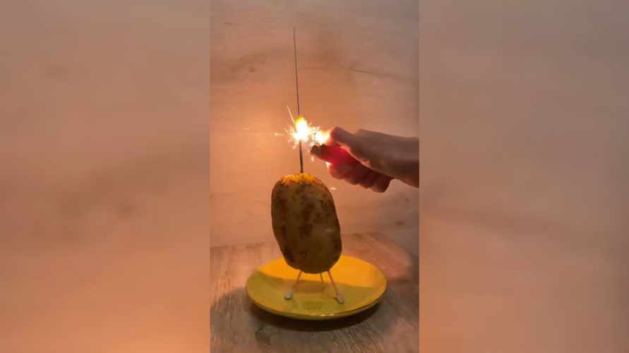 Белорусы зажгли бенгальский огонь прямо в картошке и собрали тысячи просмотров. Зачем?