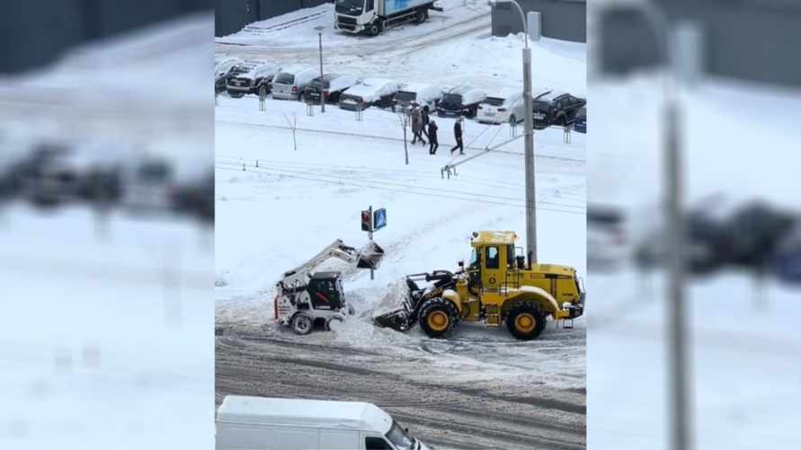 "Залипательная техника" - Видео уборки снега в Минске набрало 2,2 млн просмотров. Что удивило подписчиков?