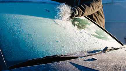 Этот популярный трюк очистки поможет избавиться не только от льда, но и от стекла машины. А как лучше?