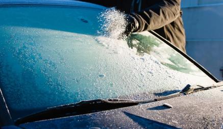 Этот популярный трюк очистки поможет избавиться не только от льда, но и от стекла машины. А как лучше?