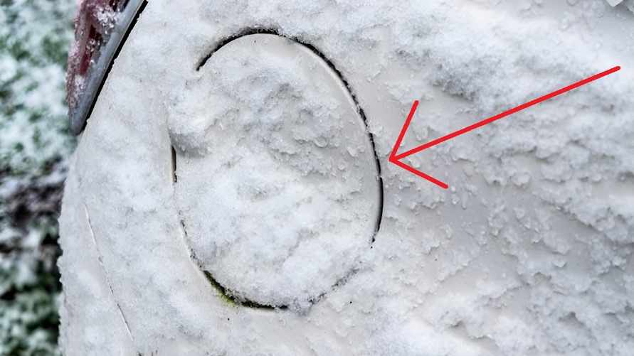 Что делать, если примерз лючок топливного бака? Этот простой трюк может спасти водителей на заправке