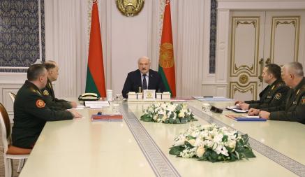 «Готовятся отряды, полководцы определены» – Лукашенко поручил военным «не прозевать случайных развитий событий на границе»
