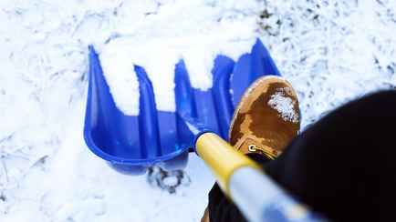 Как значительно облегчить уборку снега? Смажьте лопату этой жидкостью с кухни