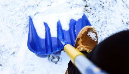 Как значительно облегчить уборку снега? Смажьте лопату этой жидкостью с кухни