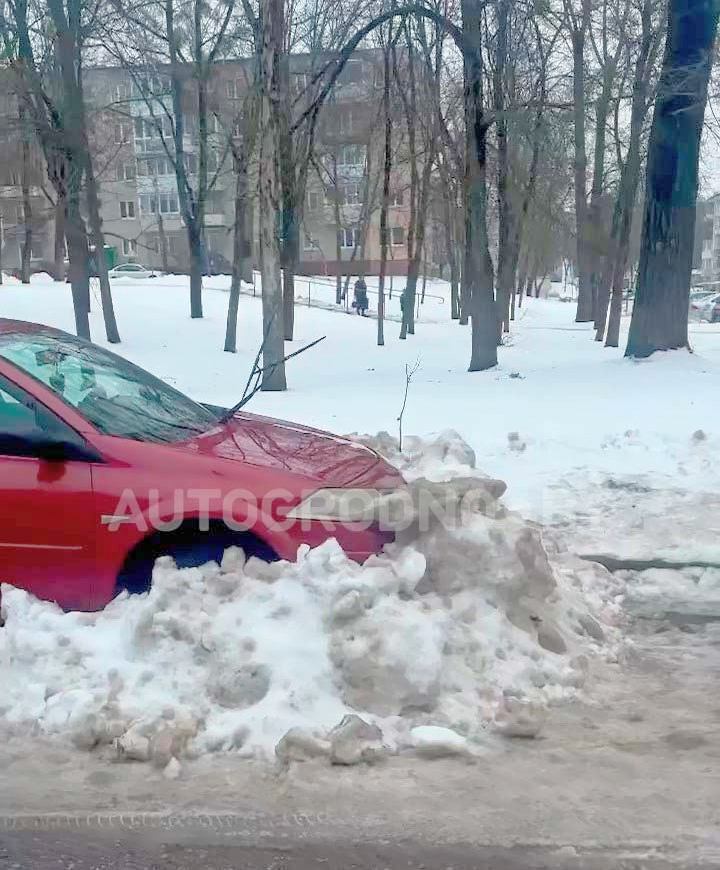 Завалил снегом машину соседа. В Гродно «война за парковку» дошла до милиции