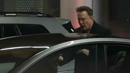 Маск прилетел в Польшу, чтобы посетить фашистский концлагерь. Зачем?