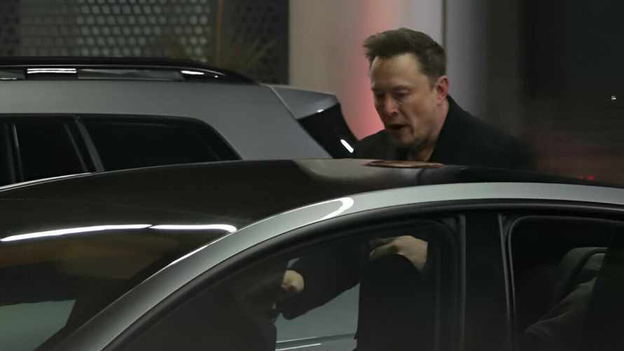 Маск прилетел в Польшу, чтобы посетить фашистский концлагерь. Зачем?