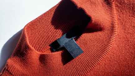 Об этой скрытой функции этикетки на одежде знают не все. Когда не стоит отрезать ее?