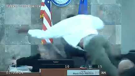 В США мужчина набросился на судью сразу же после отказа выпустить его под залог