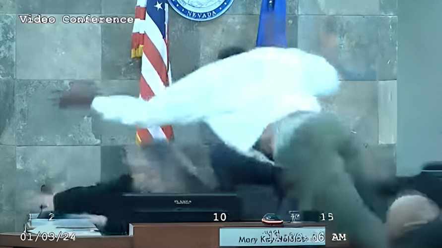 В США мужчина набросился на судью сразу же после отказа выпустить его под залог
